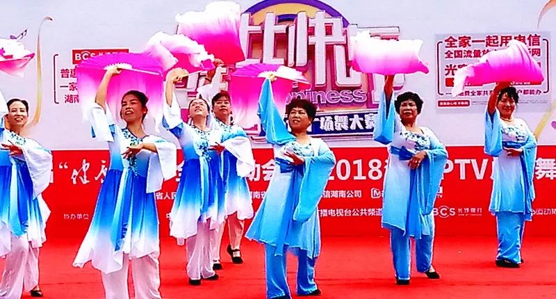 最新扇子廣場舞，與自然共舞，內(nèi)心的平和之旅