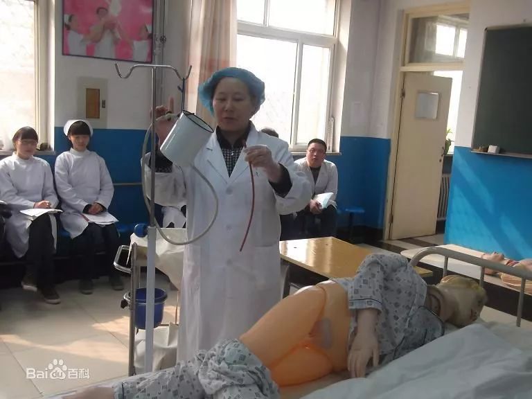 灌腸比賽的奇妙冒險之旅，變化、學習與自信的碰撞